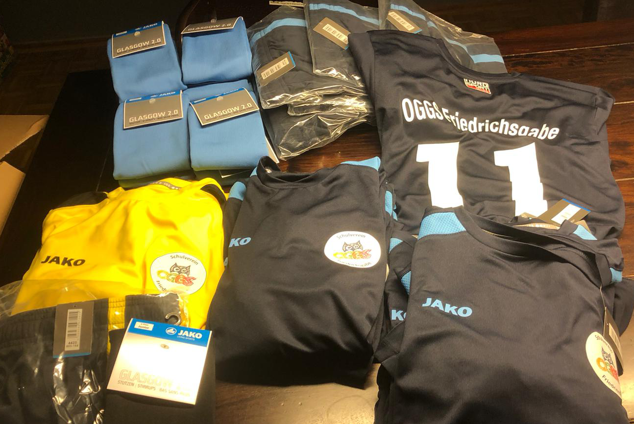 Neue Trikots der Fußballmannschaften
